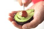Avocado congelat: ce se întâmplă cu textura după decongelare, când funcționează și greșeala care îl poate strica complet