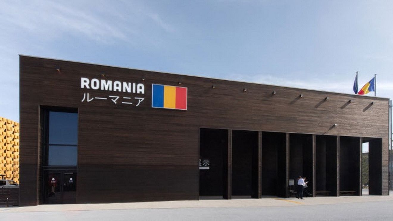 VIDEO | Mici, sarmale, salată de vinete, tocăniţe, ostropel, ciorbă de perişoare sau papanaşi şi salam de biscuiţi - degustare la Pavilionul României de la Expo 2025 Osaka/ Andra Grosu, unul dintre bucătarii care le pun pe masă japonezilor bucate româneşti