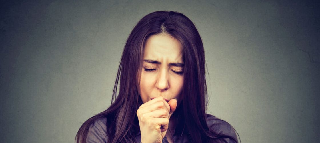 Te chinuie tusea? Mierea, cimbrul și ghimbirul se numără printre alimentele care pot calma simptomele / Ce efect are, în schimb, ananasul