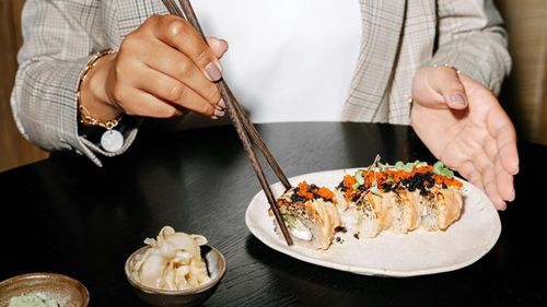 Un medic specializat în nutriție dezvăluie care sunt cele cinci alimente pe care le mănâncă, zilnic, pentru a reduce durerile articulare/ Somonul și turmericul, în funtea listei