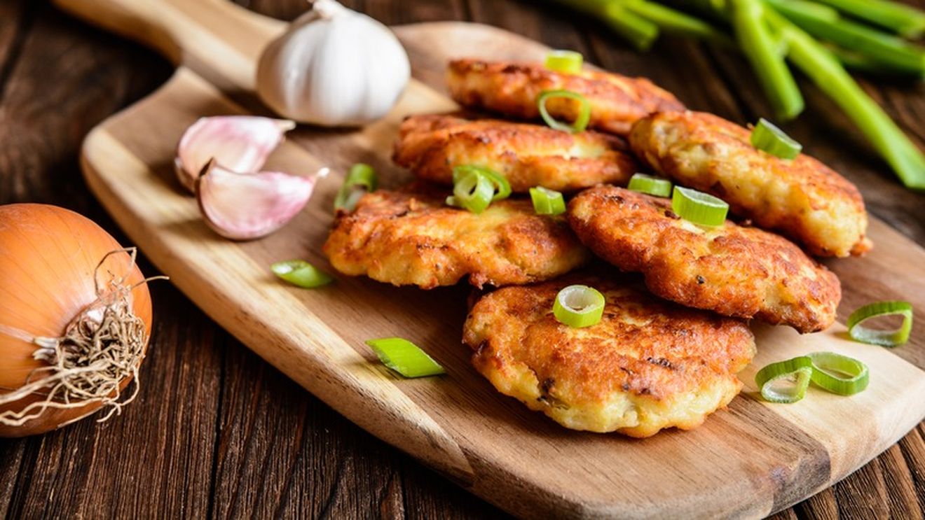 Chitfele de ton și cartofi, servite cu suc de lămâie, un mic dejun fără gluten. Alături de o salată, sunt bune și la prânz sau la cină, dar merg și la pachet