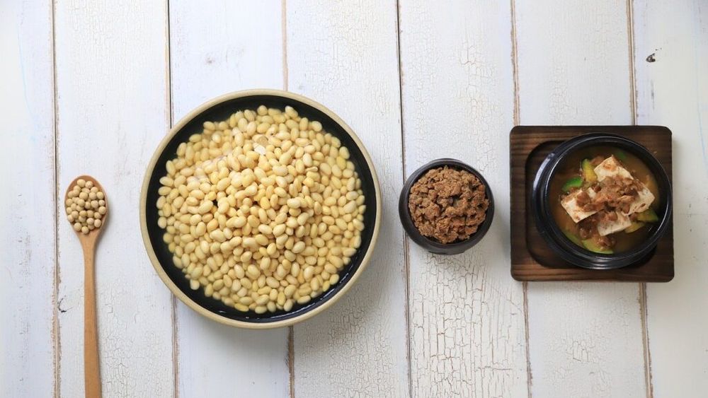 Miso, ingredientul japonez cu gust umami. Cum se prepară, cum alegi și cum folosești miso / Este adăugat la spaghete, supe și mâncăruri cu legume și oferă o aromă foarte specială produselor de patiserie. În plus, este și foarte bogat în nutrienți