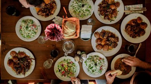 În ce ordine ar trebui să mănânci la masă? Legumele, proteinele și carbohidrații pot avea efecte diferite asupra glicemiei, în funcție de ordinea în care le consumi