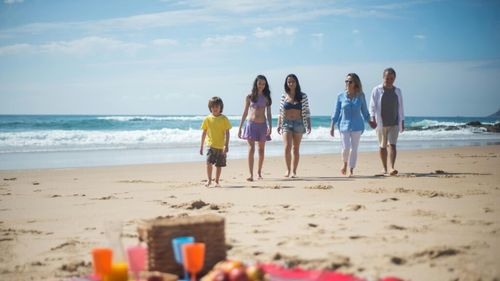 Cele mai bune idei de mâncare pentru plajă/ Migdalele, floricelele, fructele, batoanele preparate în casă, chec-ul cu banana și apa cu gheață, printre alimentele ideale pentru un picnic pe plajă