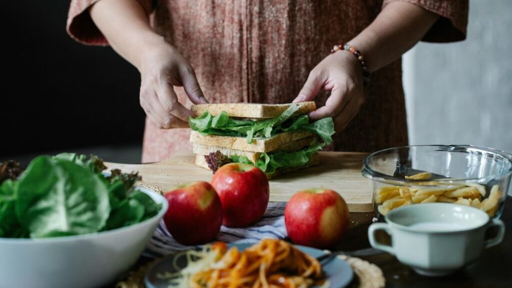 Sandviș cu salată, bogată în proteine, dar... fără carne / Această salată delicioasă, de vară, este benefică pentru digestie și se prepară în doar 20 de minute