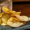 VIDEO ABC în bucătărie | Cum faci acasă cartofi chips crocanti și aromați. Secretul unui bucătar cu stele Michelin explicat pas cu pas