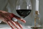 Secretul longevității ar putea sta în paharul de vin. Riscurile pentru sănătate asociate alcoolului depind și de ce bei, nu doar de cât bei