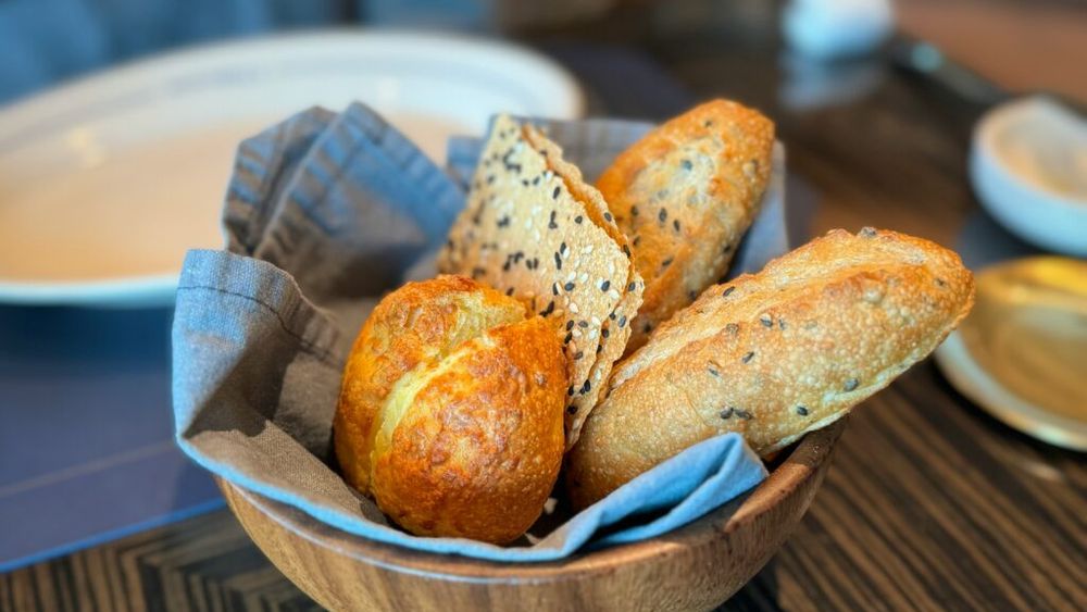 De ce pâinea din Franța e „gratis” la restaurante, până când o ceri greșit / Eroarea banală care le umflă turiștilor nota de plată