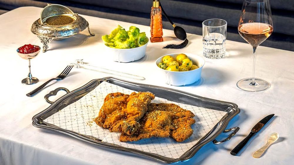 VIDEO | Șnițelul care costă cât facturile pe o lună/ 395 de euro trebuie să scoți din buzunar dacă vrei să testezi „cel mai de lux” preparat tradițional din Viena 