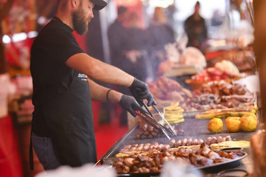festivalulmicilor-Bucuresti-MiculdeAur-miciromanesti-gastronomieromaneasca-evenimentculinar-targgastronomic-mancaretraditionala-streetfoodRomania-festivalurban-concertelive-competitiegastronomica-table-si-distractie