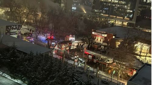 VIDEO | Patiserie cuprinsă de flăcări lângă stația de metrou Pipera / Pompierii spun că exstă riscul ca incendiul să se extindă la clădirile din jur