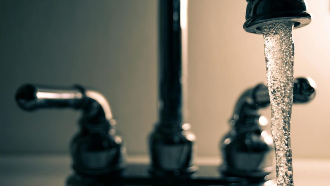 Apele Române: Furnizarea apei, restricţionată în 290 de localităţi / Ghid de economisire a apei