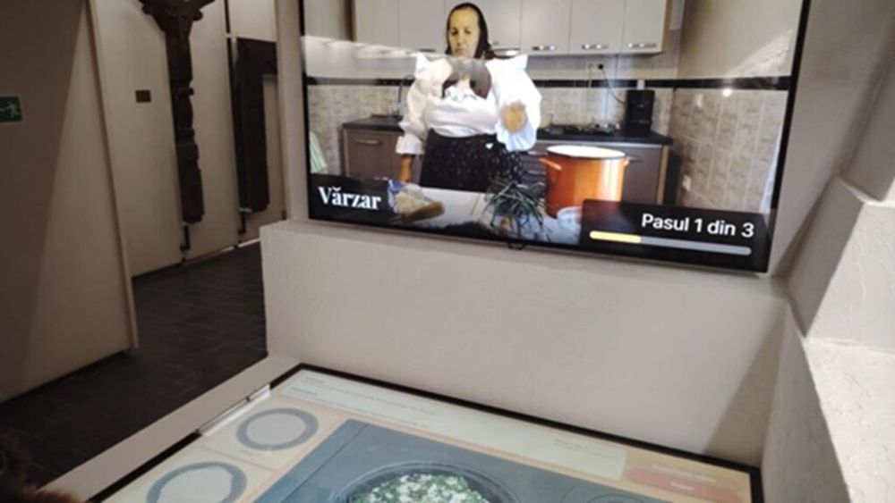 VIDEO | Gătit virtual, experiență inedită la Muzeul Etnografic din Sighetu Marmației / Soba interactivă combină tehnologia modernă cu tradiția culinară maramureșeană / Vizitatorii „gătesc” pe o plită care e de fapt un ecran touch