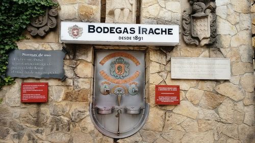 Fântâna unde în loc de apă curge vin. Pelerinii de pe Camino de Santiago (Spania) se pot opri pentru a degusta licoarea produsă în podgoriile locale. Accesul este liber 365 de zile pe an, 24 de ore pe zi, iar vinul este gratuit