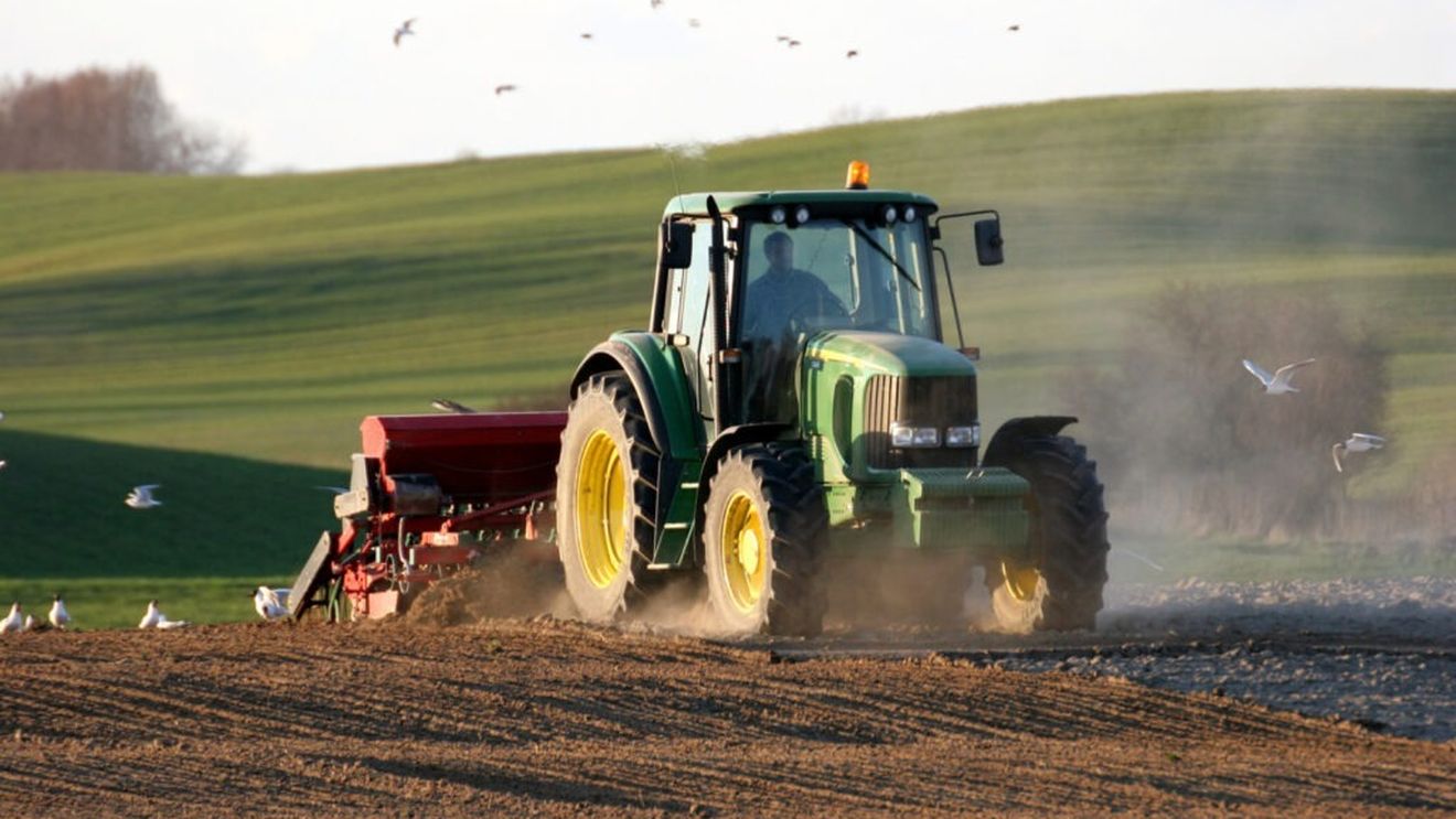 Un tractor a luat foc pe un câmp din Ştefăneşti, Botoșani