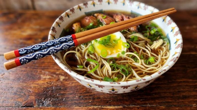 Ramen pentru leneși, rețeta rapidă și delicioasă, de post sau de dulce/ Când ai nevoie de ceva cald și reconfortant, dar nu vrei să stai în bucătărie jumătate de zi