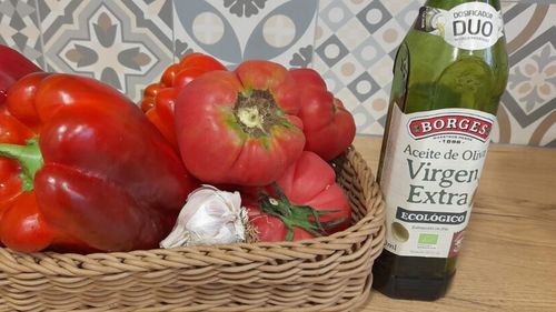 Rețetele Juanitei: Salată de ardei copți cu roșii și usturoi. Un deliciu al zilelor de vară