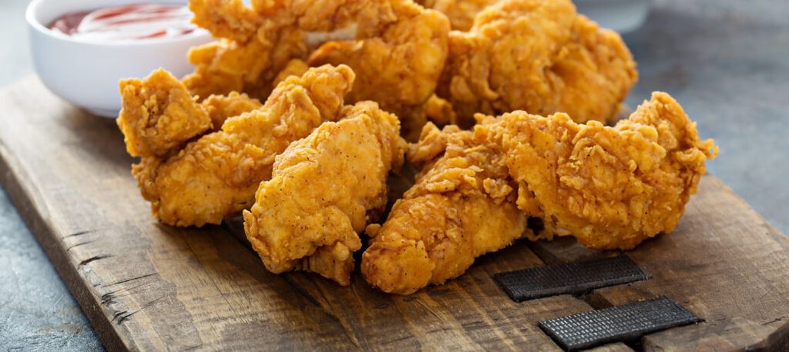 O rețetă simplă din bucătăria grecească: Pui pane marinat în lapte acru, fraged la interior și crocant la exterior