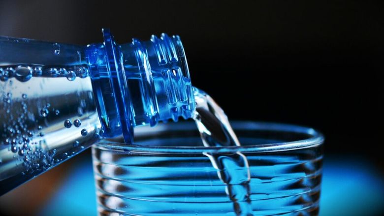 Apă plată sau carbogazoasă? Ambele hidratează la fel, dar există câteva diferențe / Specialiștii arată cum ar trebui să alegi apa pe care vrei să o consumi