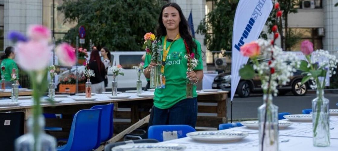 FOTO | Masa care unește | 20.000 de oameni, la o masă lungă de 5,4 kilometri, în centrul Bucureștiului / Organizatorii încearcă să stabilească un nou record mondial