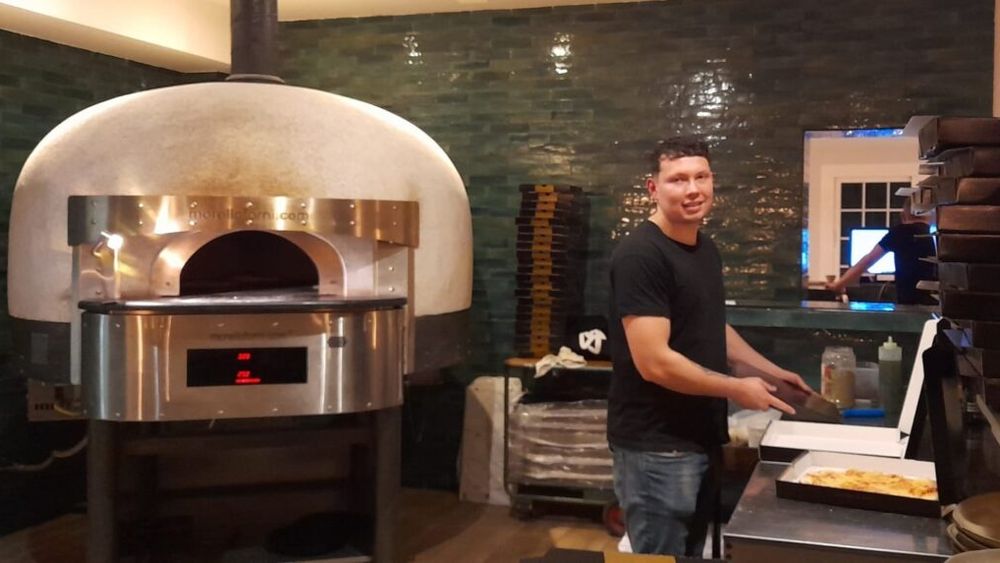 Cum ajunge pizza în farfuria clientului/ Am stat lângă pizzaiolo în timp ce prepara o hawaiană