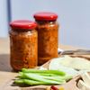 De ce face zacusca „floare” și cum ar trebui să o prepari, să o conservi și depozitezi pentru a nu avea această problemă. Se poate consuma după ce ai eliminat mucegaiul?
