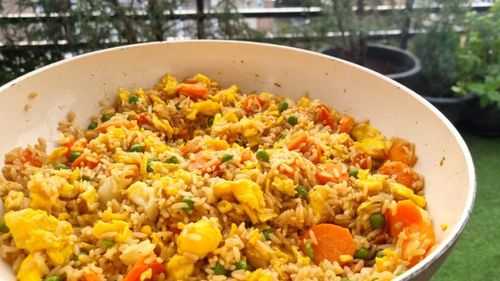 Orez chinezesc gata în 15 minute / Rețeta perfectă pentru o cină rapidă și gustoasă