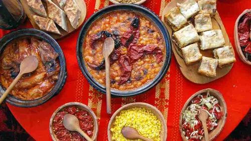 Ce mănânci când ajungi în Bulgaria? Ghid complet cu cele mai gustoase preparate și băuturi tradiționale bulgărești