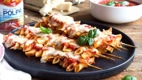 Paste pe băț folosind bețișoare pentru frigărui, gratinate în cuptor cu sos de roșii și mozzarella. Ideale ca aperitiv sau prim fel la o masă organizată în grădină. Merge și ca alternativă rapidă la pizza