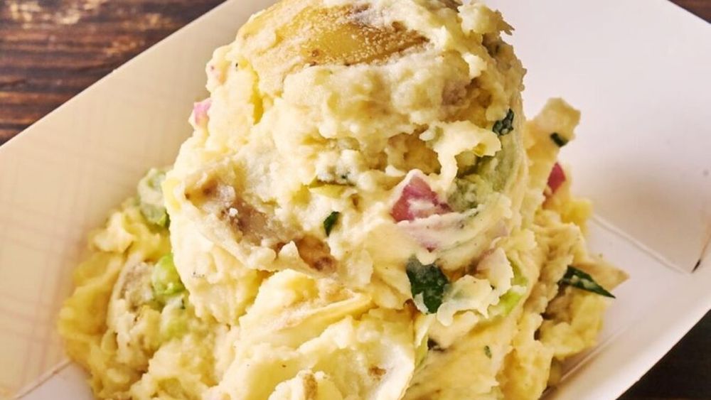 VIDEO. Salată de cartofi Goldee’s, creată de un celebru restaurant cu specific de barbecue din Texas, servită ca garnitură la carne