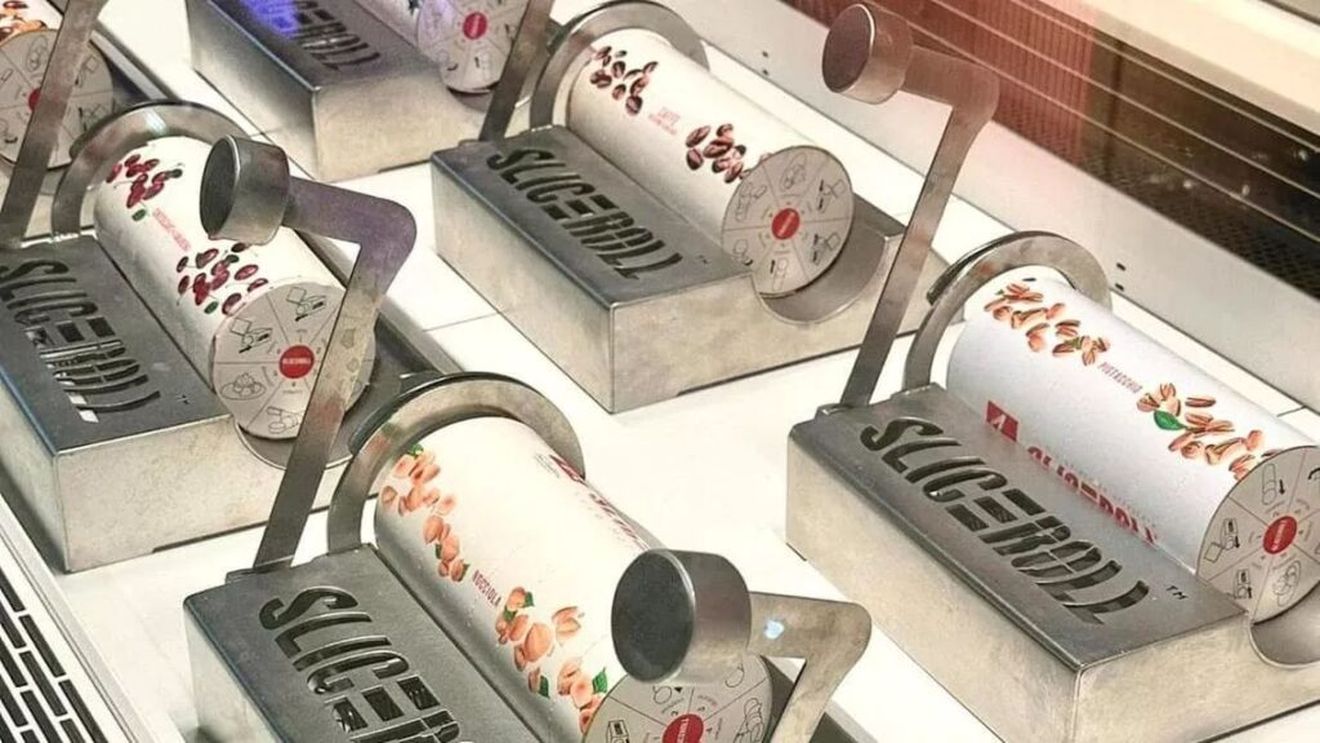 VIDEO / Minirevoluție în lumea înghețatei. Sliceroll, gelato care se taie felii, creat de un patiser italian supercreativ. Luca Montersino ia în calcul să lanseze și o franciză internațională