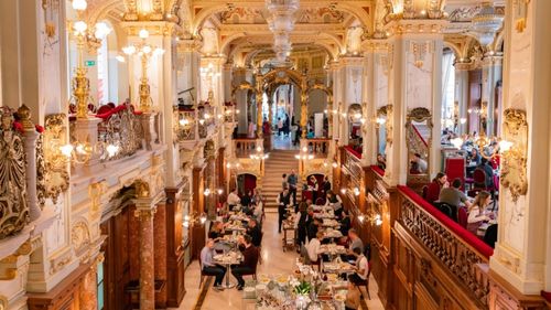 FOTO | Istoria boemă a New York Café din Budapesta, considerată „cea mai frumoasă cafenea din lume” / Cât costă o cafea cu foiță de aur în celebrul local din Ungaria