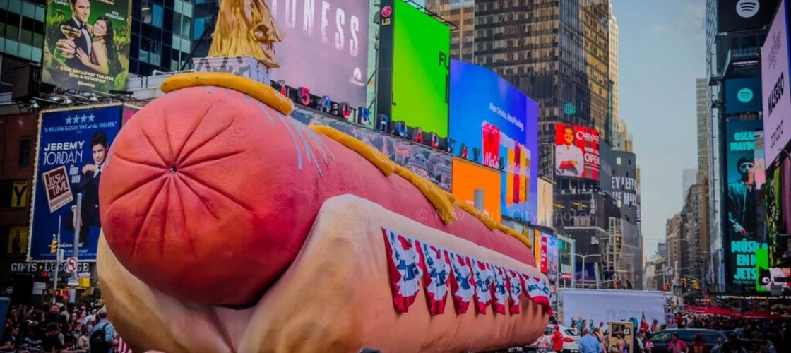 Un hot-dog gigantic de 20 de metri a apărut în Times Square / Sculptura aruncă periodic confetti și marchează 250 de ani de la fondarea SUA