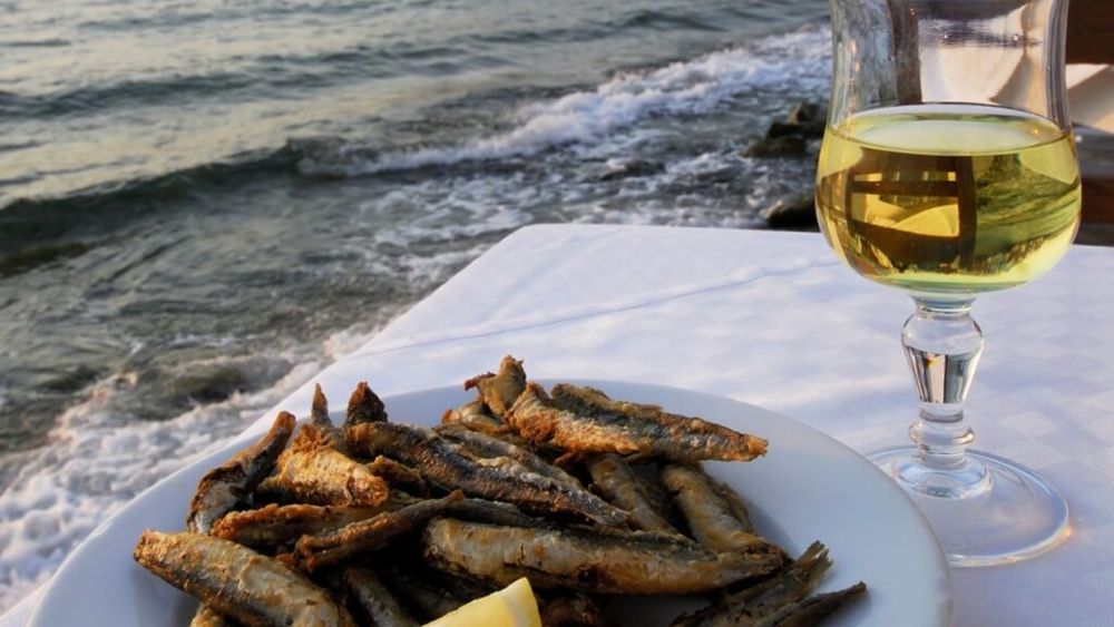 Tradiții grecești la pahar / Vinuri și băuturi tradiționale grecești, cum să le alegi pentru a completa perfect preparatele din pește