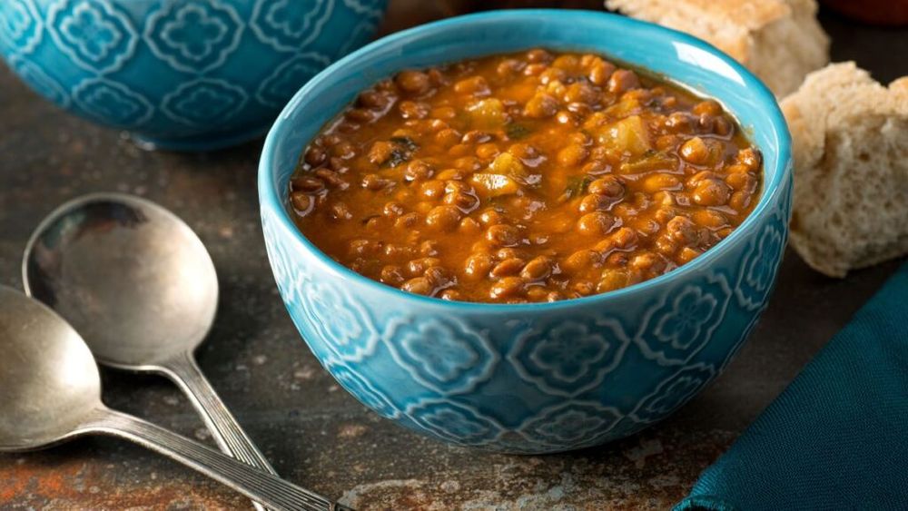 Mâncare de linte cu cartofi și lămâie/ Rețeta tradițională libaneză care transformă leguminoasele într-o mâncare „light”