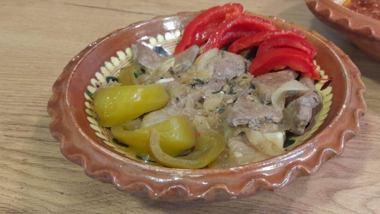 Rețetele Juanitei: Ficat de vițel cu ceapă caramelizată/ O cină rapidă și cu aport de fier și vitamine pentru organism