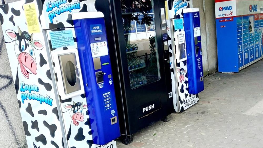 Vâlcea: Doi tineri, reţinuţi după ce au fost prinşi că încercau să fure bani dintr-un dozator de lapte