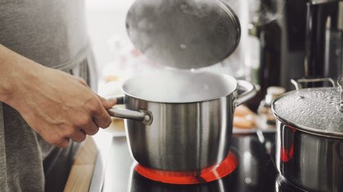 Dă apa afără din oală când fierbe? Iată secretul care o face să își inverseze traiectoria