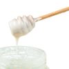 Ce este mierea albă / Se obține din „iarba sfântă” care crește la 2.000 de metri altitudine / FAO o recunoaște ca produs local / Ce beneficii are și cum se deosebește de mierea obișnuită