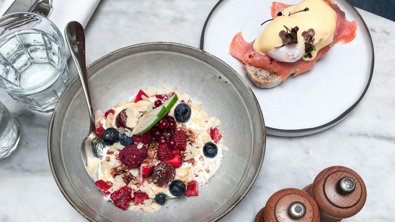 Top 10 combinații alimentare care îți pot îmbunătăți sănătatea/ Nutriționiștii te sfătuiesc, data viitoare când faci ouă, să te asiguri că adaugi și niște fructe de pădure