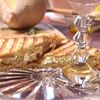 Ce conține cel mai scump sandviș din lume / Costă 214 dolari și are pâine cu Dom Pérignon, aur comestibil și o brânză italiană rară