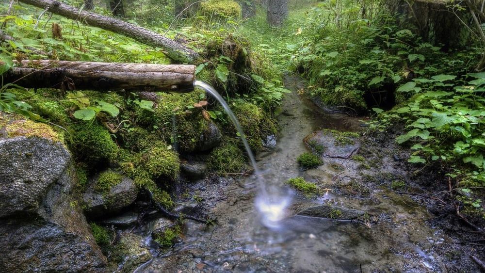 Doctor în chimie, cunoscut ca „Medicul Apei”: „Trebuie să vindecăm apele bolnave pentru a nu continua să ne otrăvim”/ Are 40 de ani de experiență în domeniul tratării apelor reziduale și deși pensionat, continuă să participe la proiecte de curățare a apelor din comunități mici