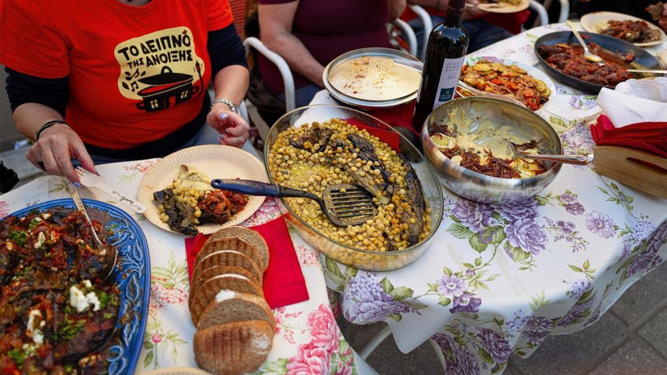 FOTO | Experiment de solidaritate: O stradă din Salonic devine anual o sufragerie comună, unde vecinii gătesc și iau masa împreună / „Am ajuns să avem aproape 400 de metri de mese și aproximativ 5.000 de participanți”