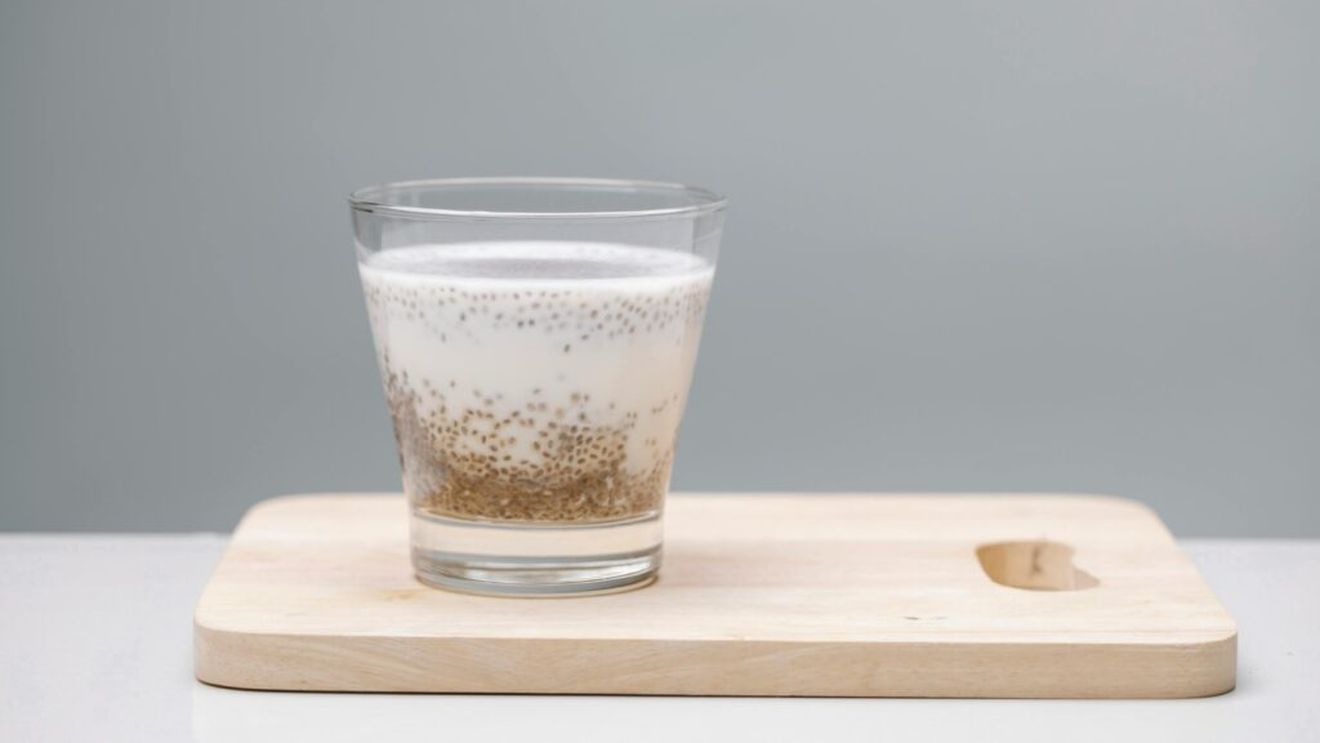 Apa cu semințe de chia, ideală pentru slăbit/ Această băutură nutritivă, care se bea cu 30 de minute înainte de masă, ajută la reducerea poftei de mâncare, la hidratare și sprijină procesul de slăbire