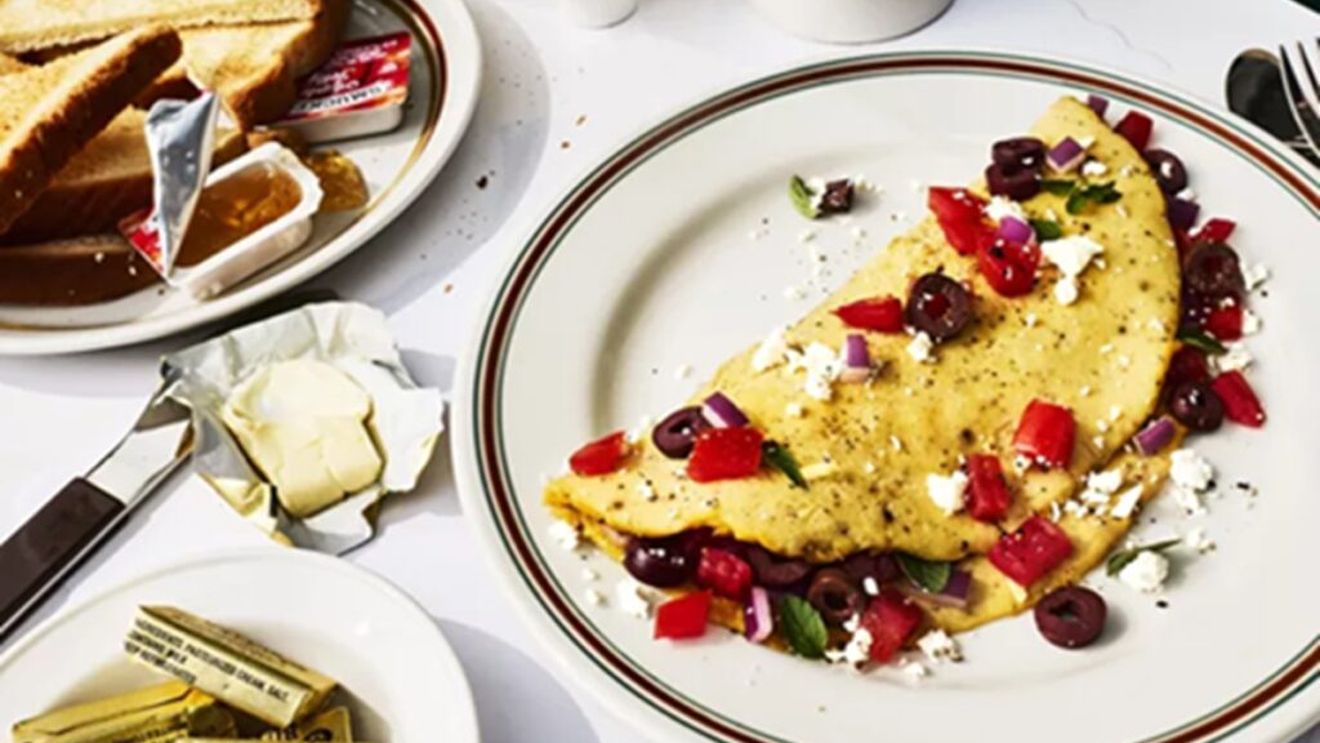 Omletă grecească, o rețetă de mic dejun cu feta, măsline și roșii / Se gătește la foc mic și nu e nevoie să întorci omleta