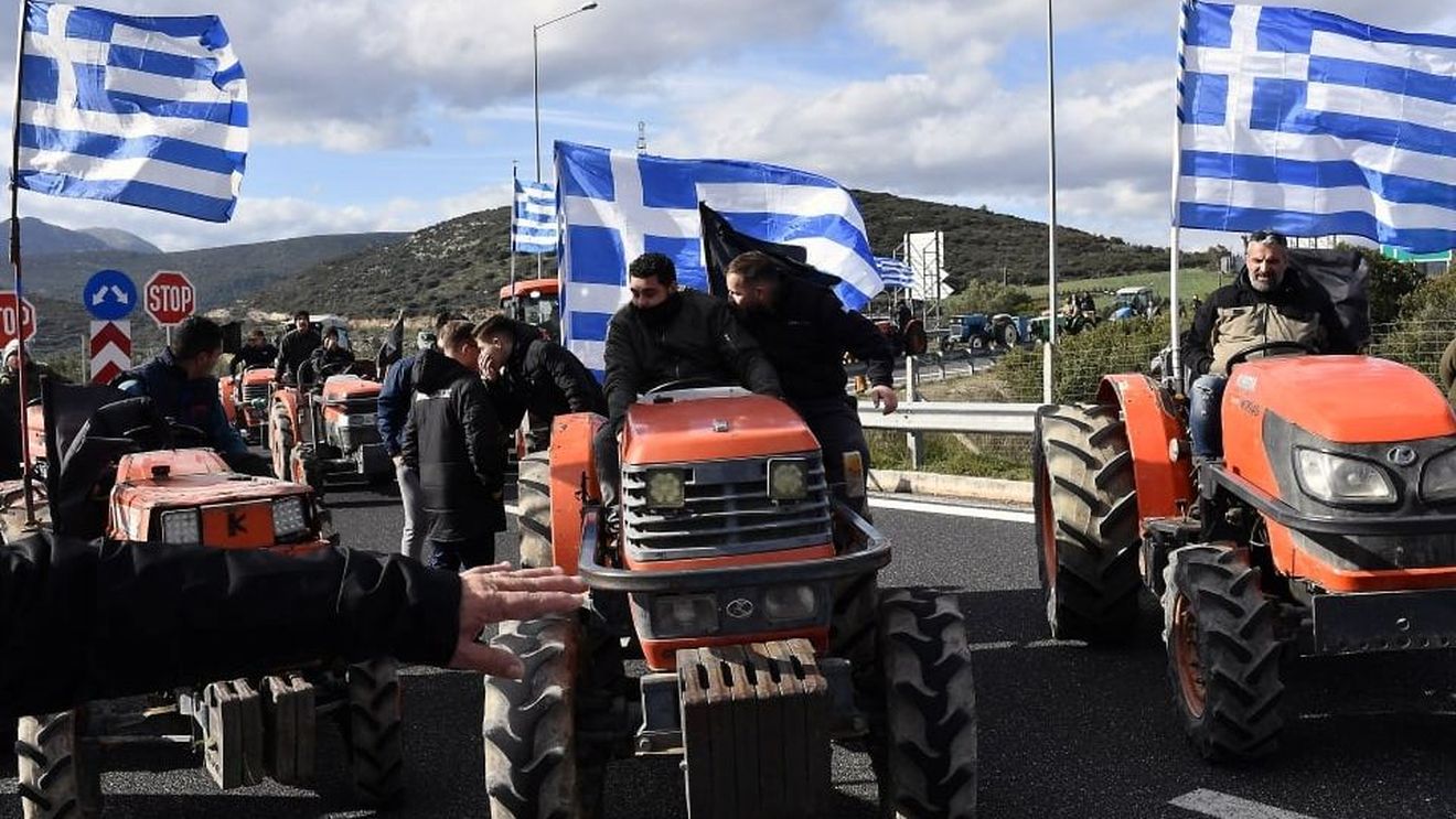 Fermierii greci au blocat autostrada care leagă Atena de Salonic, pe fondul întârzierii subvențiilor europene