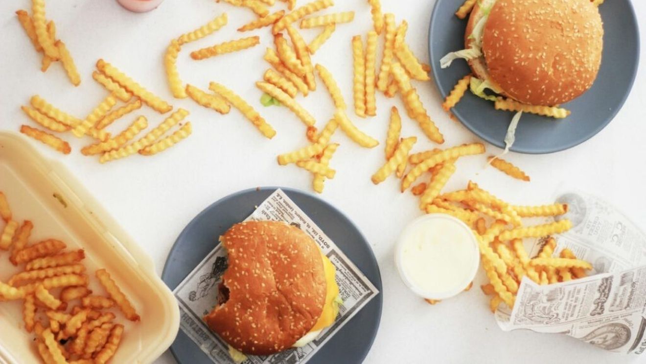 Politicieni în campanie/ Ciolacu este fan cheesburger/ A mâncat la un fast-food românesc, după ce la Chișinău a testat produsul similar de la McDonald's