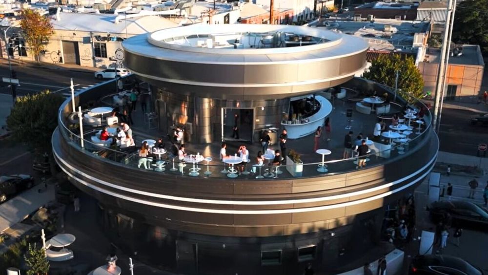 Tesla Diner, mult așteptatul local lui Elon Musk de la Hollywood, pe post de Radio Erevan. Cozi lungi, preparate care se termină repede, aplicație care dă erori, iar robotul Optimus promis, nicăieri