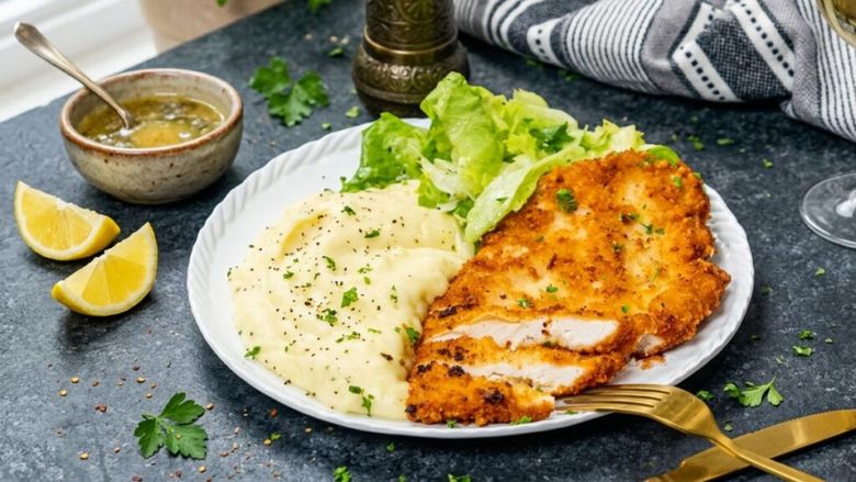 VIDEO | ABC în bucătărie | Cum pregătești șnițelele fără să ai vase de spălat / Pas cu pas, șnițele suculente în interior și crocante la exterior, dar și o bucătărie curată