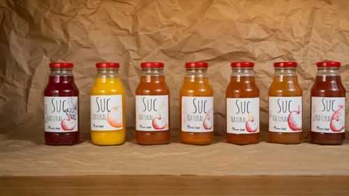 Frații Prodan produc suc cu 100% conținut de fructe în Iași. Au început cu procesarea fructelor altora, apoi și-au lansat propriul brand „fără conservanți, fără coloranți”